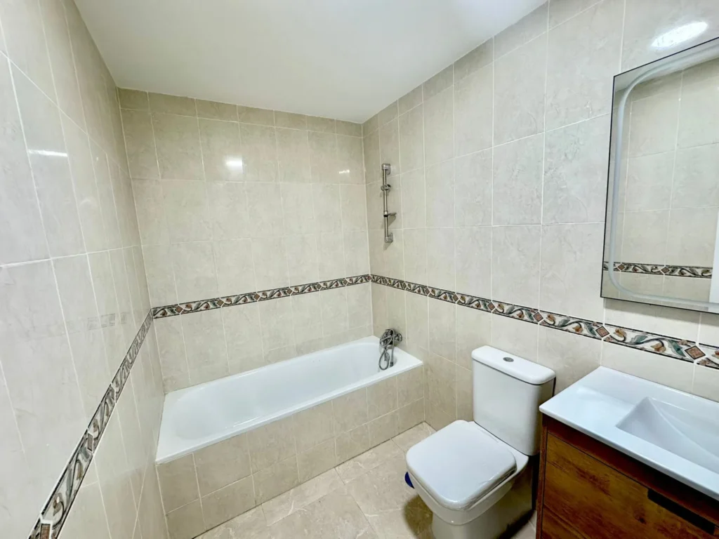 Instapklare, gerenoveerde woning met garage in hartje Fuengirola
