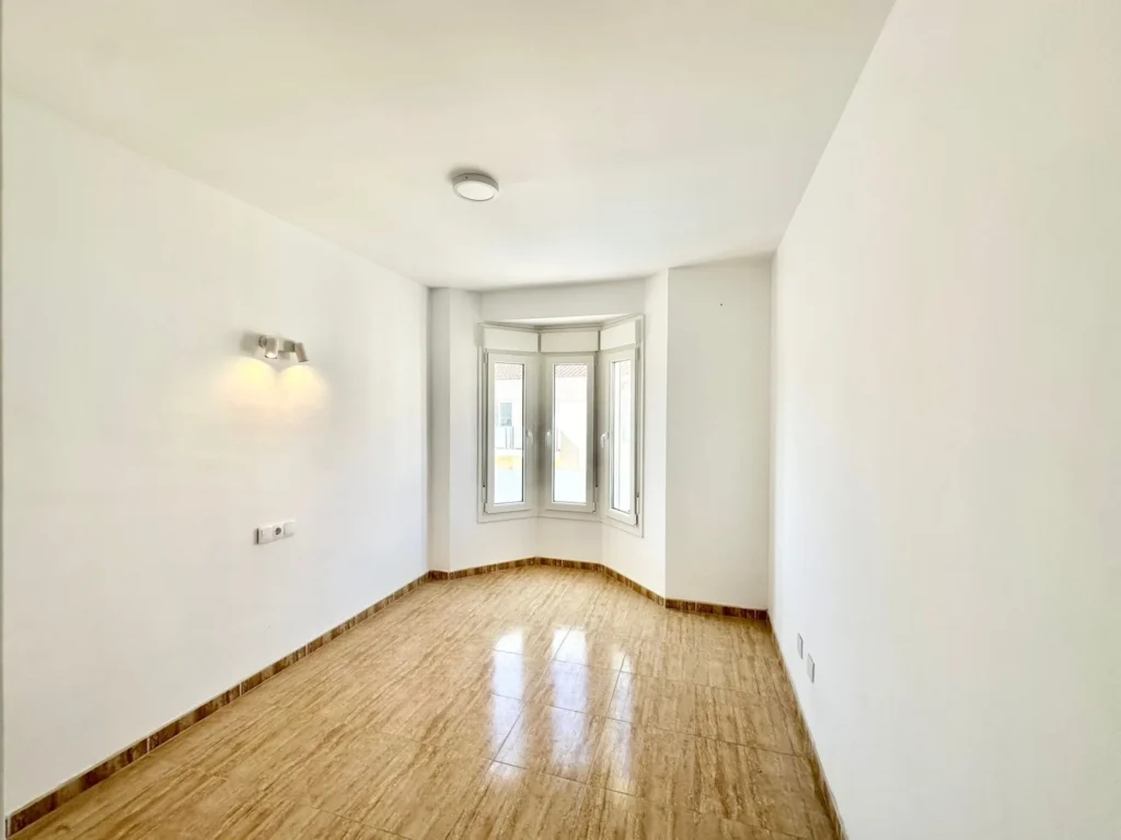Instapklare, gerenoveerde woning met garage in hartje Fuengirola