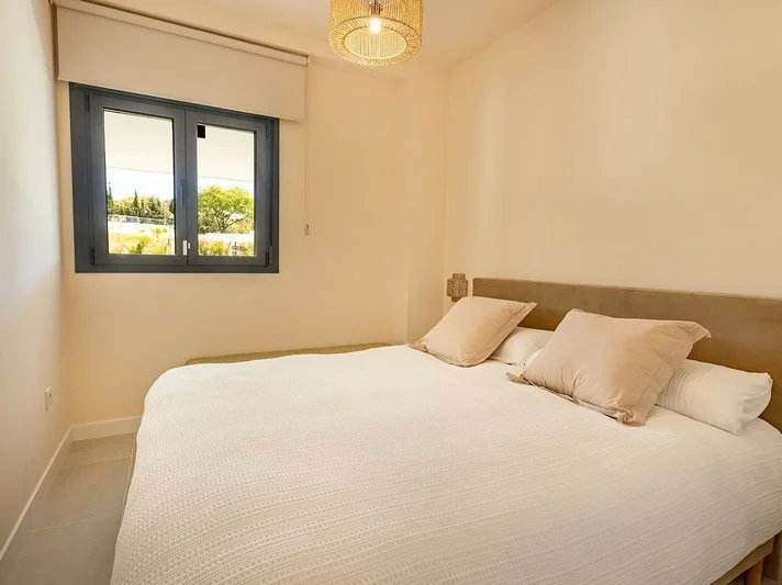 Stijlvol 2-slaapkamer tuinappartement in Aranya Estepona
