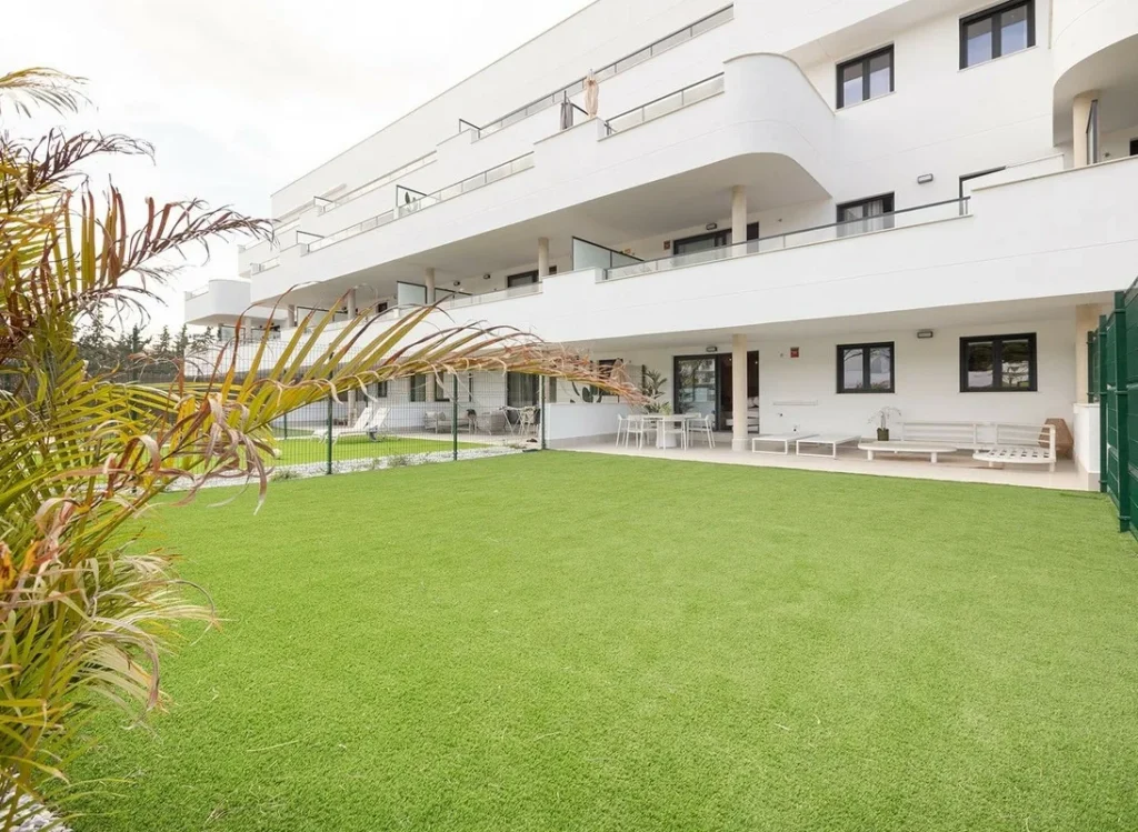 Stijlvol 2-slaapkamer tuinappartement in Aranya Estepona