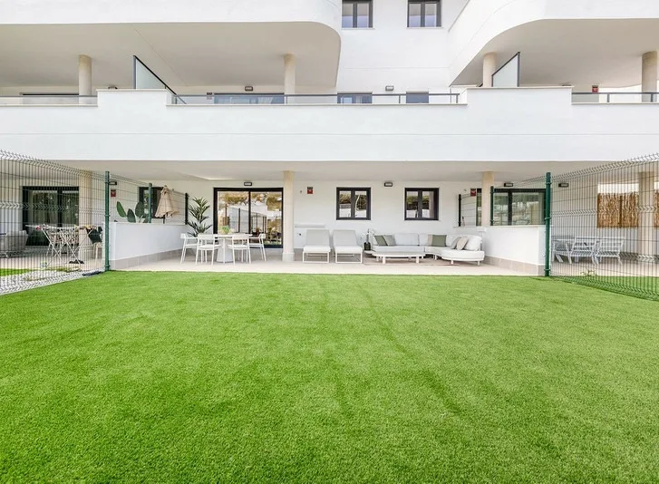 Stijlvol 2-slaapkamer tuinappartement in Aranya Estepona