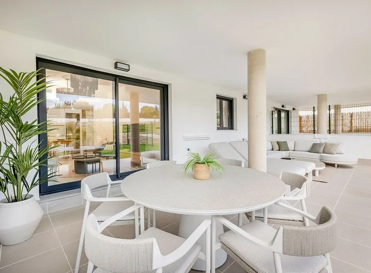 Stijlvol 2-slaapkamer tuinappartement in Aranya Estepona