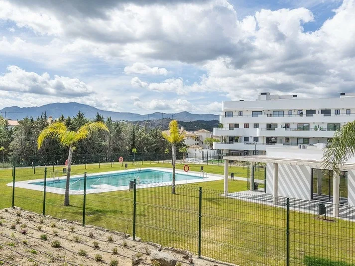Stijlvol 2-slaapkamer tuinappartement in Aranya Estepona