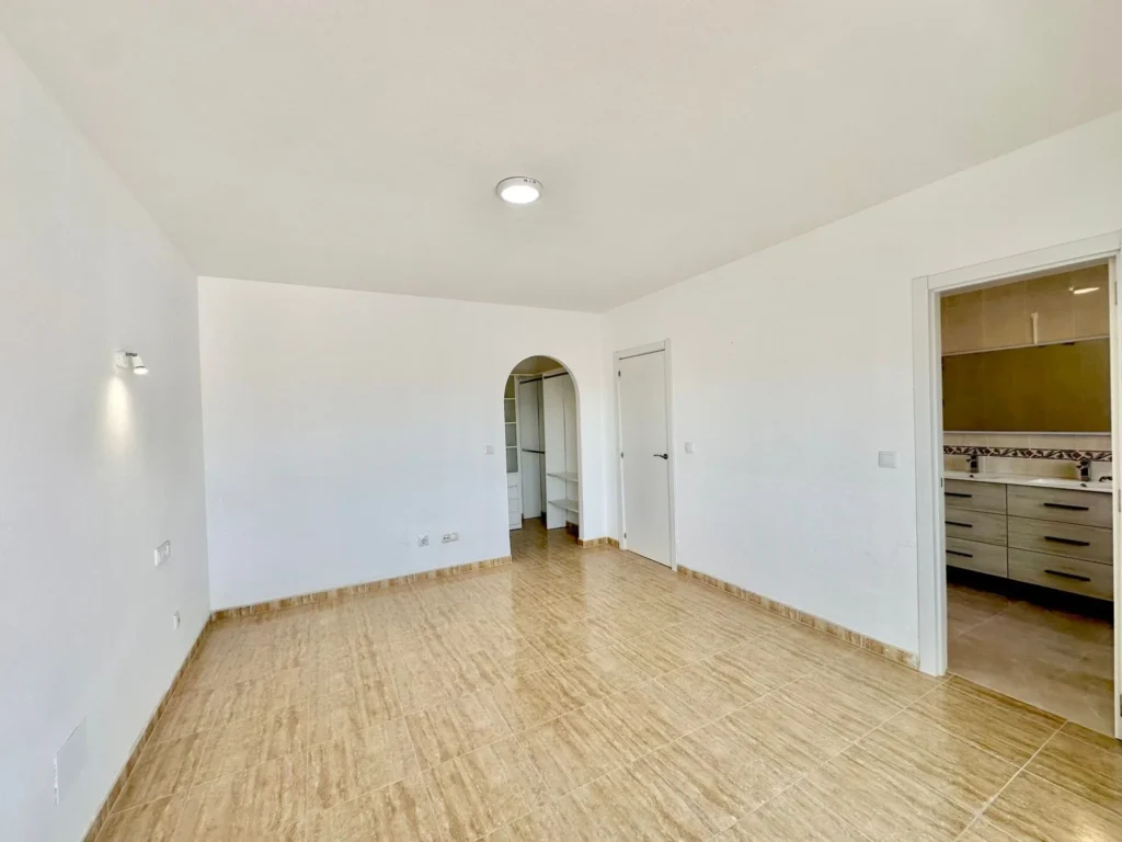 Instapklare, gerenoveerde woning met garage in hartje Fuengirola
