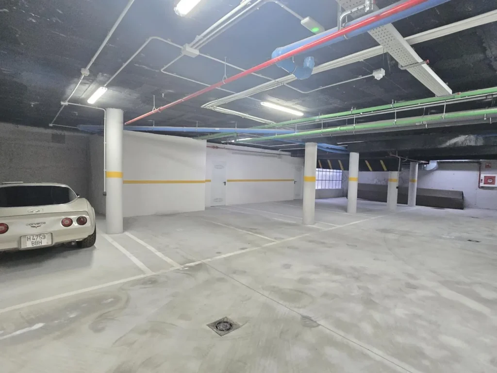 Instapklare, gerenoveerde woning met garage in hartje Fuengirola