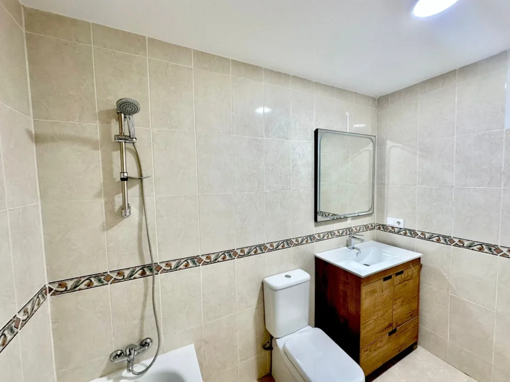 Instapklare, gerenoveerde woning met garage in hartje Fuengirola