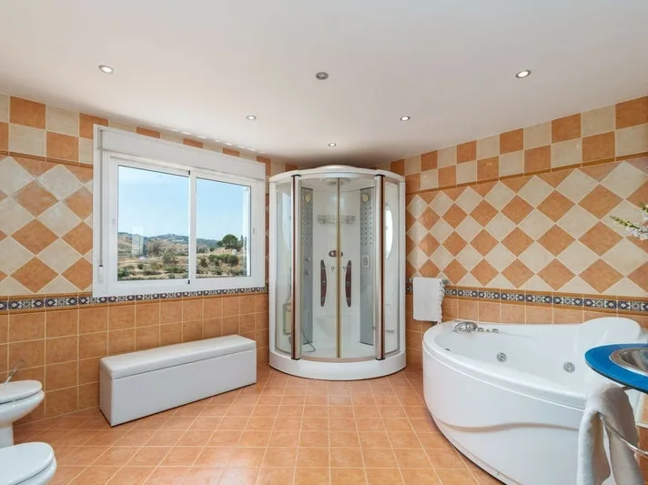 Mediterrane villa met zeezicht en extra bouwperceel – La Cala de Mijas