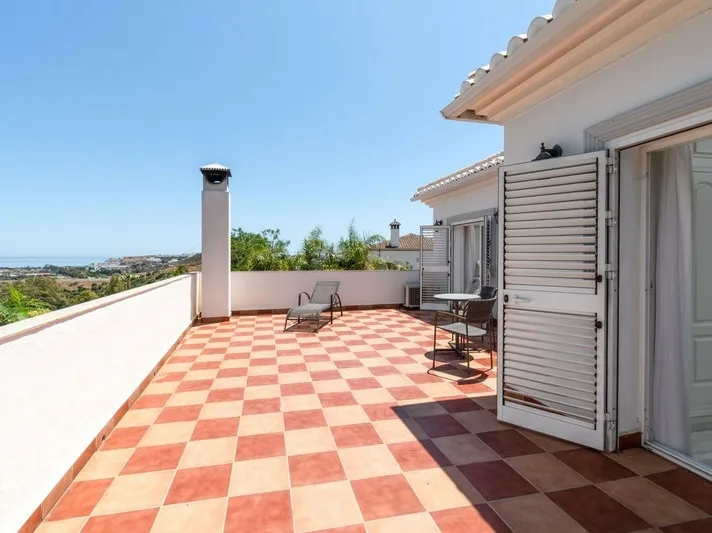 Mediterrane villa met zeezicht en extra bouwperceel – La Cala de Mijas