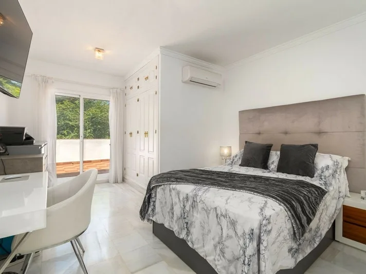 Mediterrane villa met zeezicht en extra bouwperceel – La Cala de Mijas